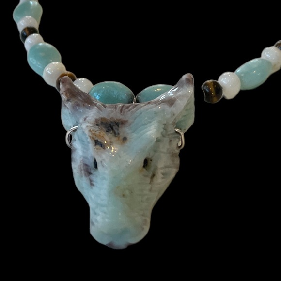 One of a kind Genuine Chalcedony hand carved wolf necklace - Picture 4 of 6